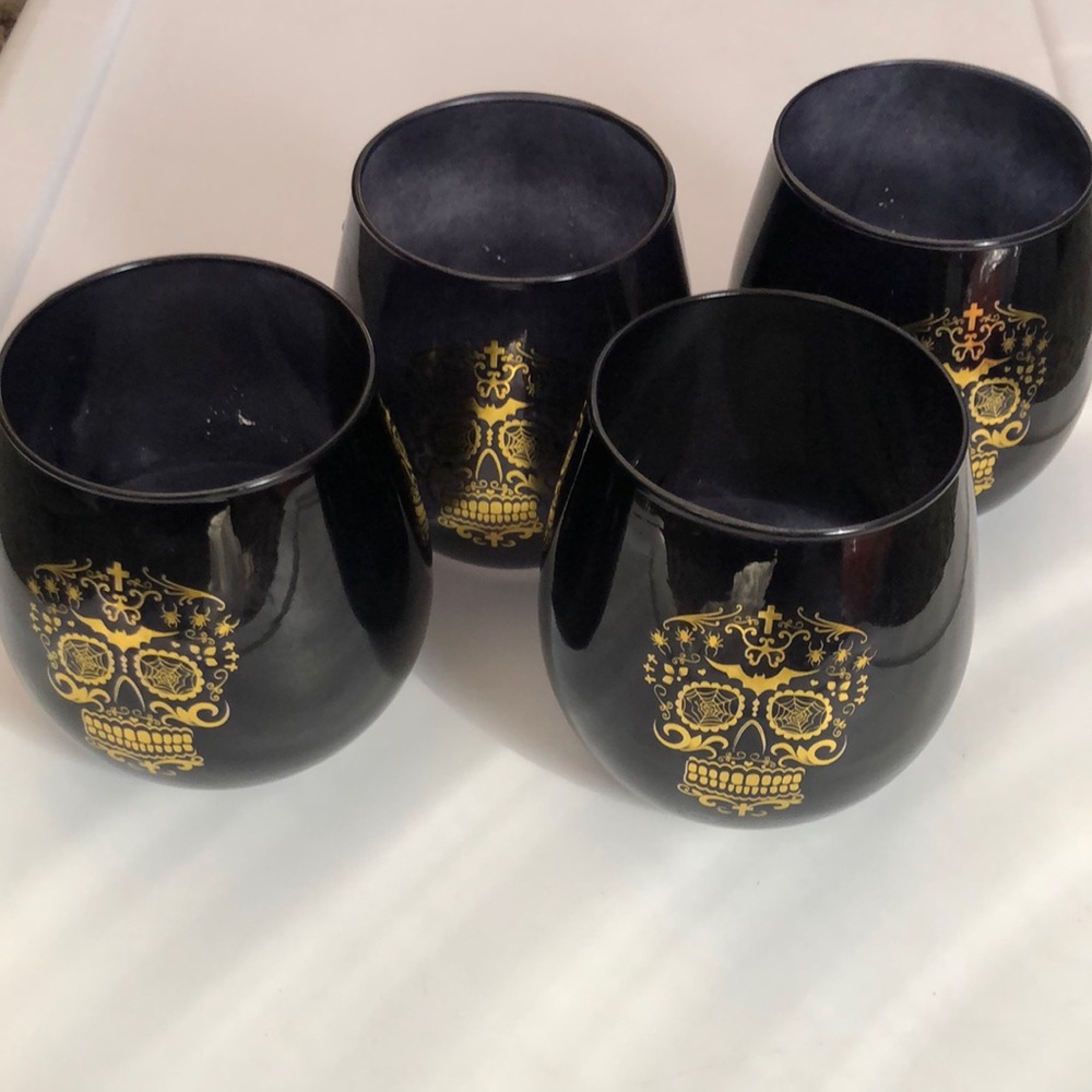4 TMD holdings black and gold skulls wine glasses